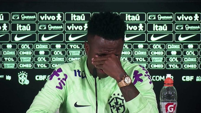 "Sono sempre più triste...". La confessione di Vinicius tra le lacrime