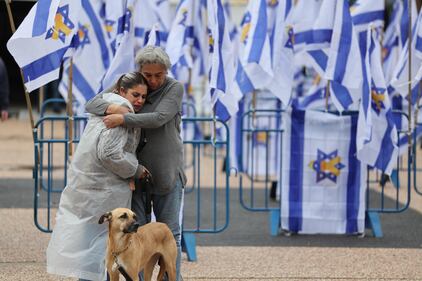 Hamas e il palco dell'orrore: esposte le bare dei 4 ostaggi morti 4