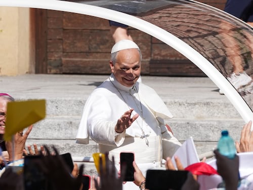 Papa Leone XIV, il bollettino: “Ha iniziato a fare fisioterapia e a camminare”