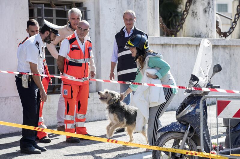 Roma, i vigili del fuoco salvano il cane Billo 3