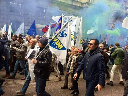 Il leghista pugliese che sbianchetta la bandiera "Prima il Nord"