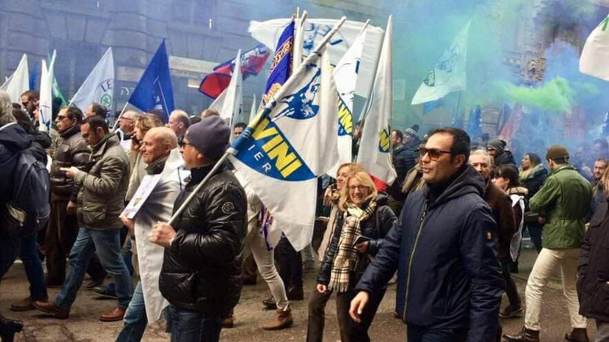 Il leghista pugliese che sbianchetta la bandiera "Prima il Nord"