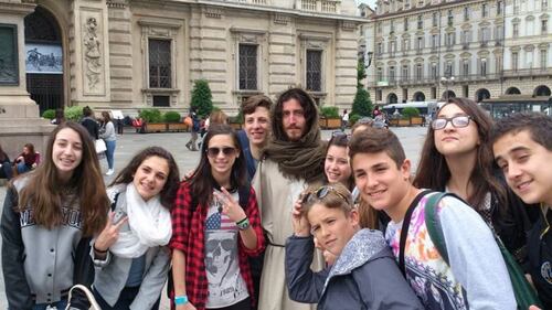 Torino, disoccupato si traveste da Gesù e viene portato via dai poliziotti 10