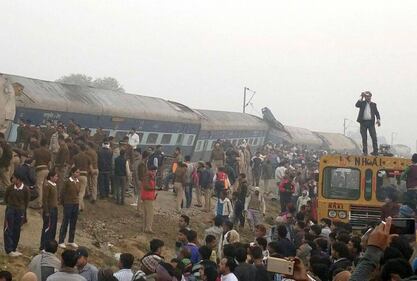 India un treno è deragliato in un grave incidente ferroviario 6