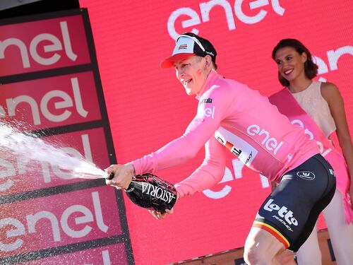 Greipel, "Gorilla" cuore d'oro. Vince lo sprint e vola in rosa