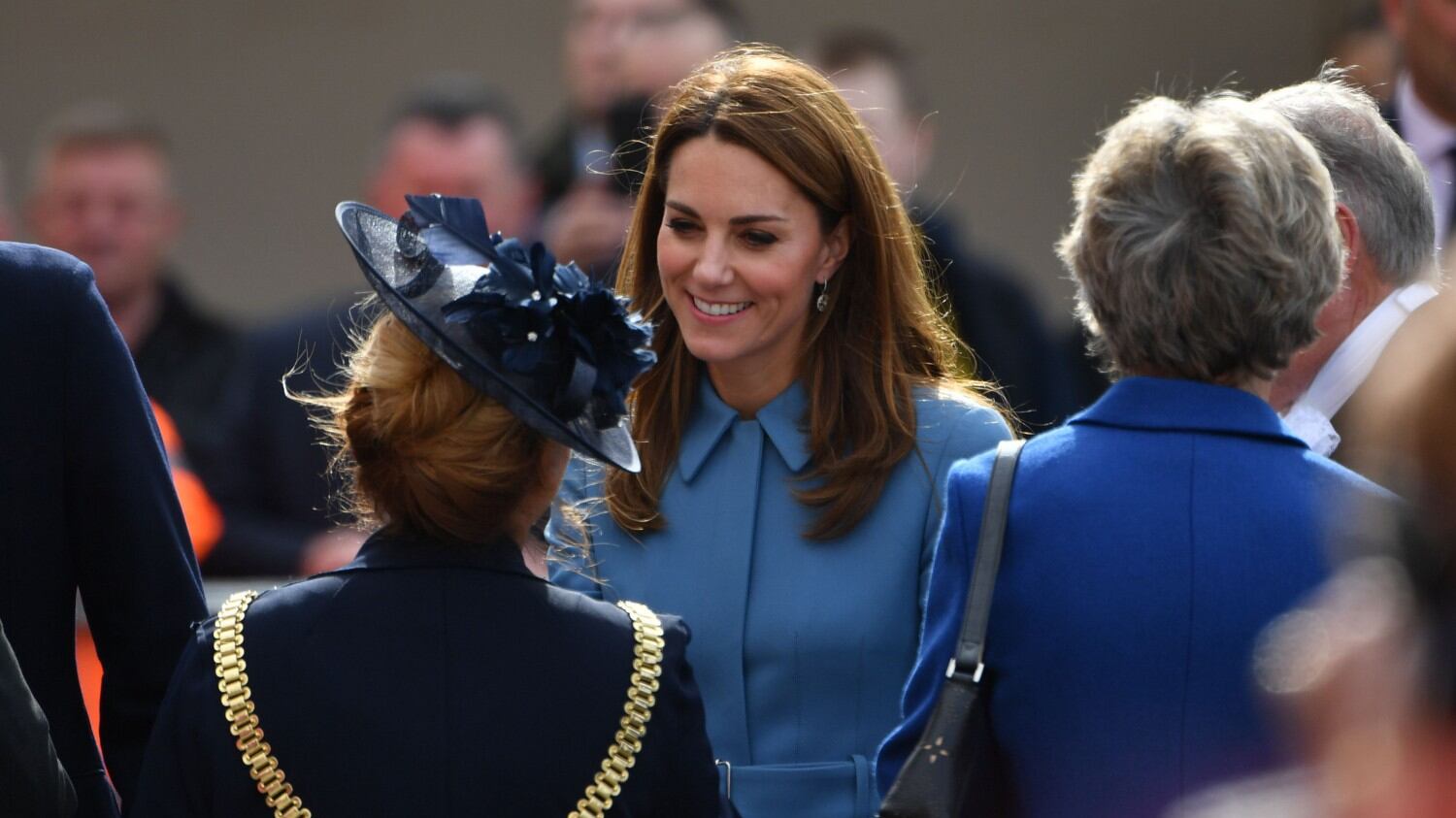 Riciclo, Kate batte Meghan 4 a 0 grazie al suo cappotto azzurro