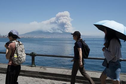 Le fiamme divampano sul Vesuvio 10