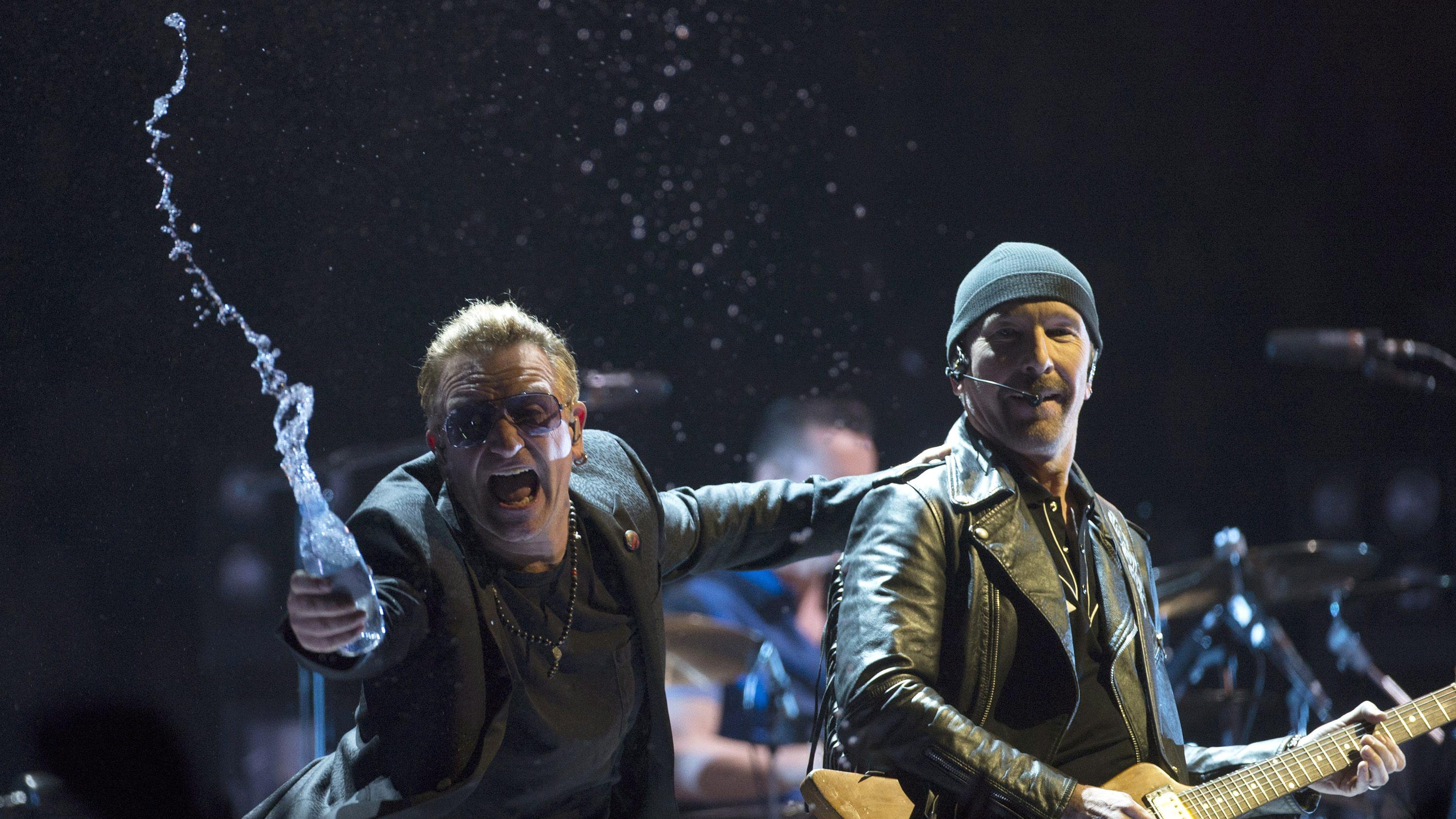 U2, The Edge cade dal palco al concerto d'apertura del tour