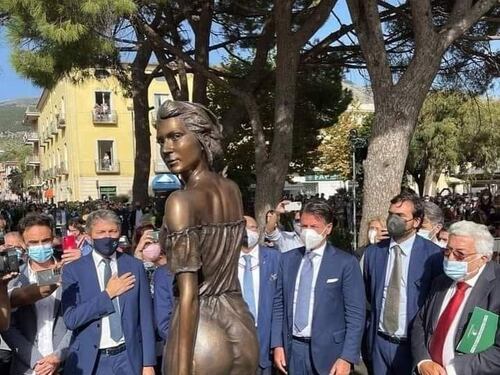 Una statua accusata di sessismo, Macron e Morisi: quindi, oggi...