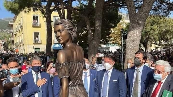 Una statua accusata di sessismo, Macron e Morisi: quindi, oggi...