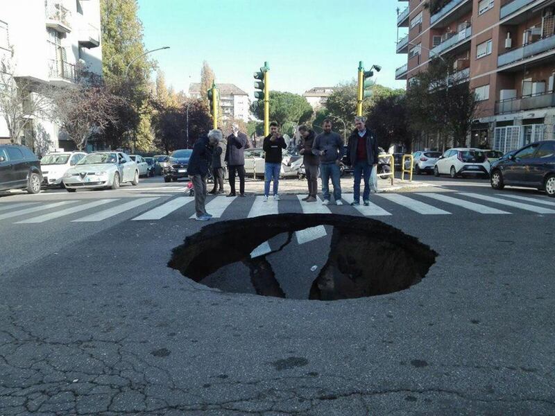 Roma, alla Montagnola si apre una voragine di cinque metri 2