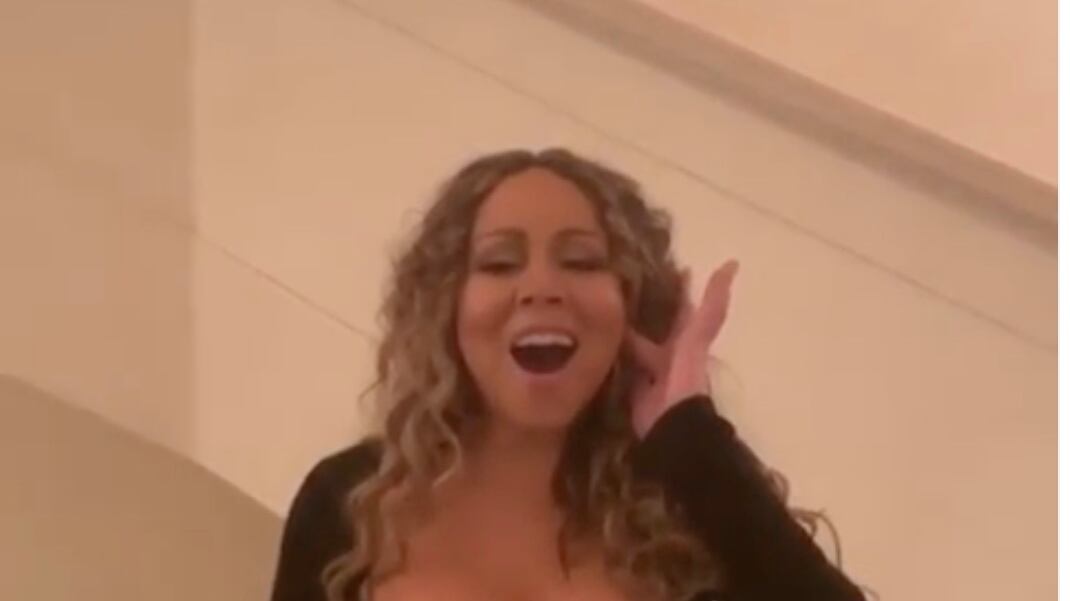 Mariah Carey per la #bottlecapchallenge fa saltare un tappo con la voce