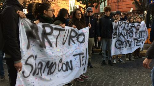 Napoli, 17enne accoltellato dal branco: il corteo per dire “no alla violenza” 1