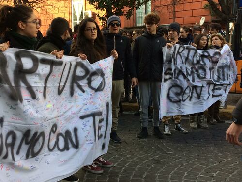 Napoli, 17enne accoltellato dal branco: il corteo per dire “no alla violenza”