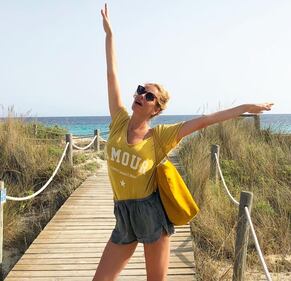 Alessia Marcuzzi sexy in bikini bianco 9