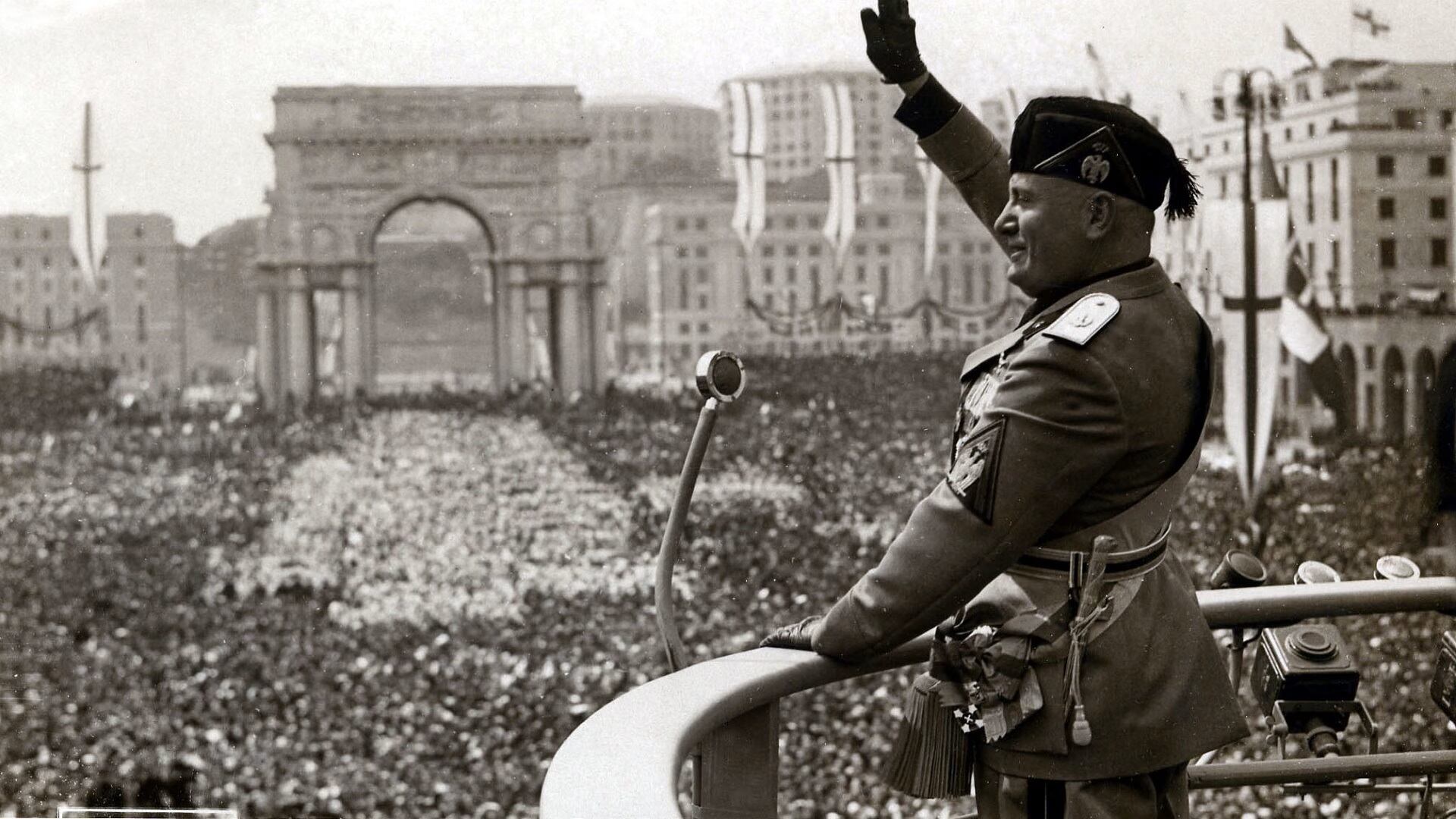 Riccione, via la cittadinanza a Mussolini. Cruciani in tackle: "Non avete un c... da fare"