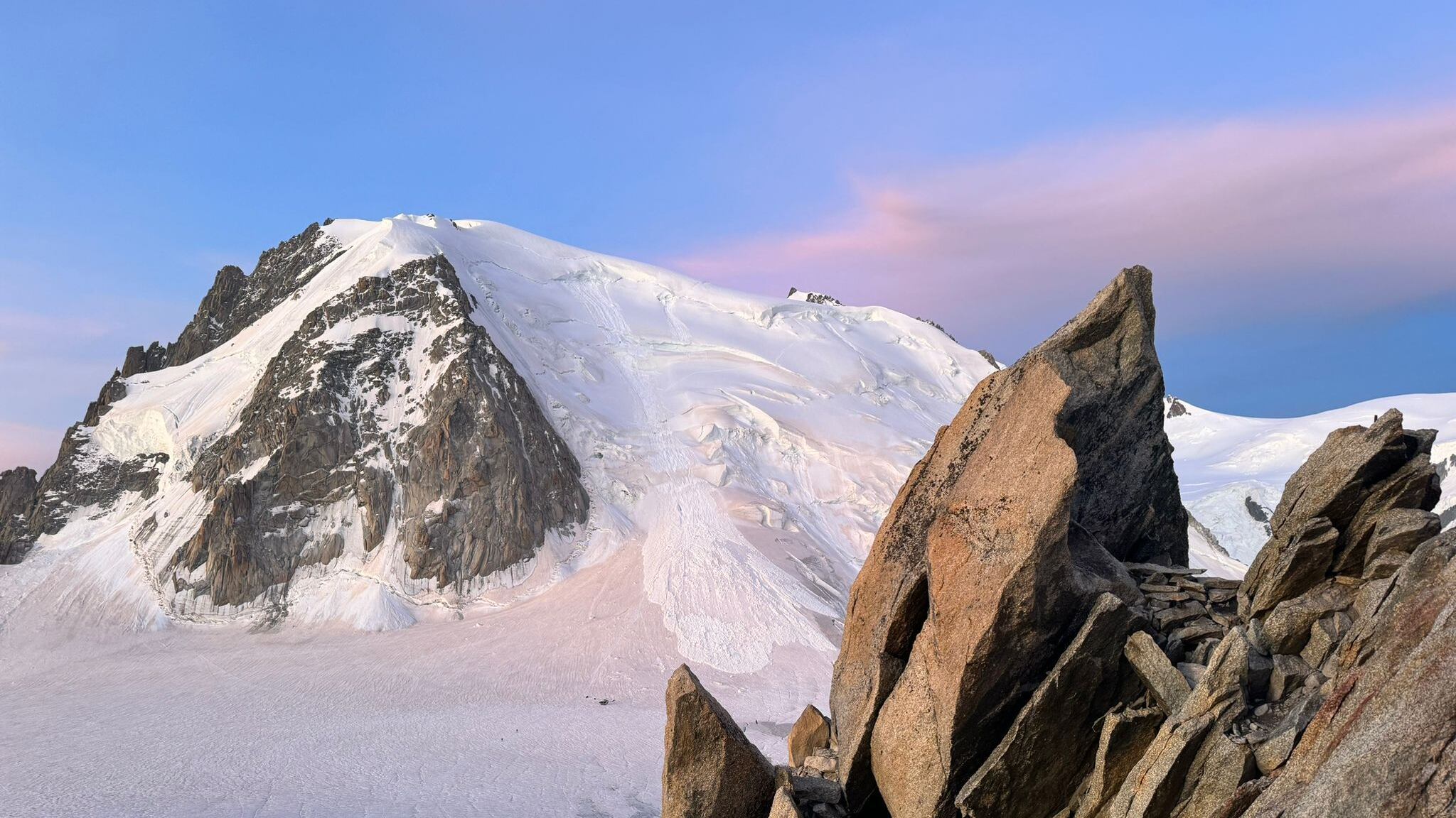 Monte Bianco, crolla un seracco: un morto e quattro feriti