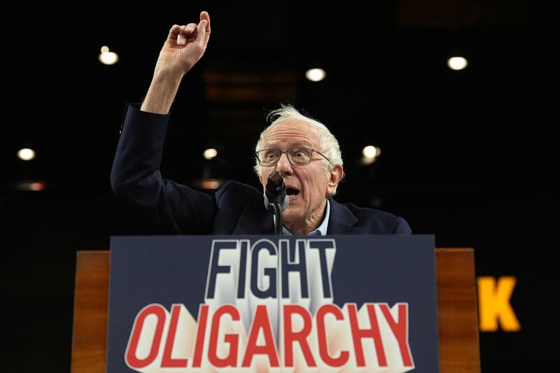 Alexandria Ocasio-Cortez e Bernie Sanders e i rally contro gli oligarchi 4