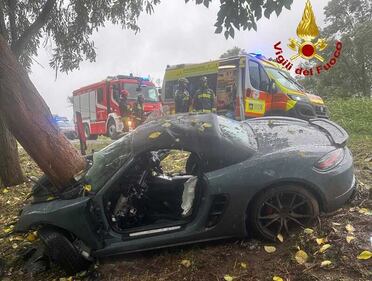 Rovigo, la Porsche finisce contro un albero. Le foto dello spaventoso incidente 1