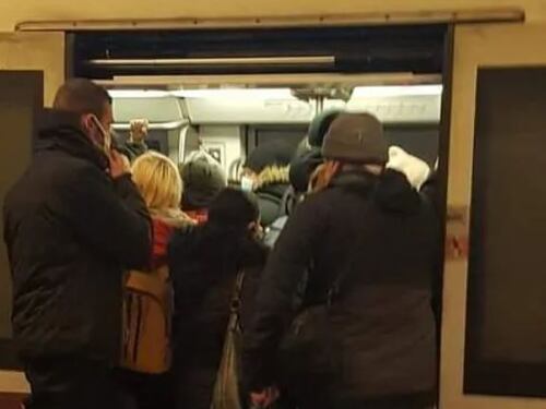 Treni in ritardo e corse saltate: così i passeggeri aggrediscono la macchinista