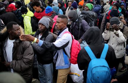 Migranti abbandonano il campo profughi di Calais 15