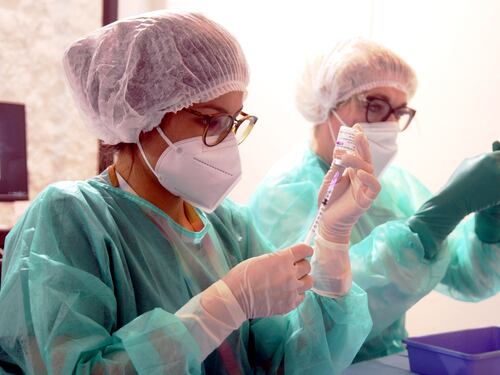 Covid, in Inghilterra avviato lo studio per mixare i vaccini