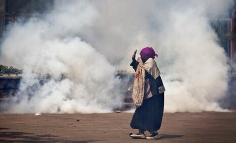 Kenya: polizia usa gas lacrimogeni contro i manifestanti 12