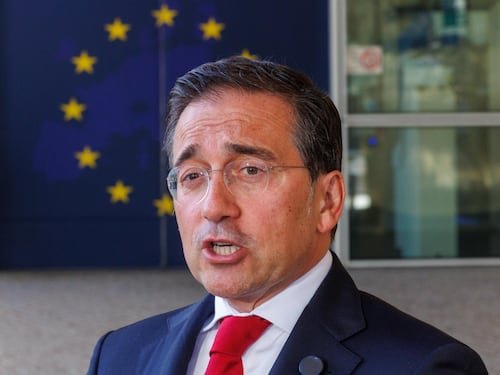 Ceuta, il ministro spagnolo tace sul Marocco per la crisi migratoria e attacca l’Italia: “Non all’altezza della situazione sui migranti”