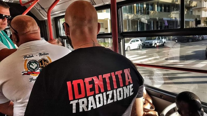 Rimini, ronde Forza Nuova in spiaggia 1