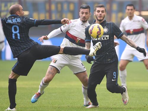 L'Inter piega il Genoa. Derby di Roma 2-2