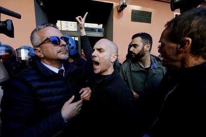 Tensioni a Casal Bruciato, inquilini in rivolta contro i nomadi 6