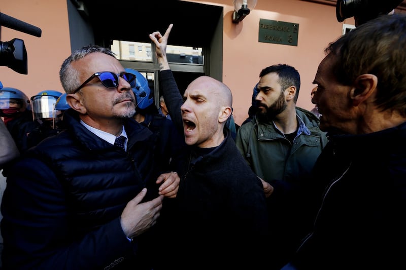 Tensioni a Casal Bruciato, inquilini in rivolta contro i nomadi 6