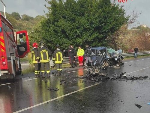 Frontale sulla Ss106, morti 4 giovani in provincia di Catanzaro. Grave un 52enne