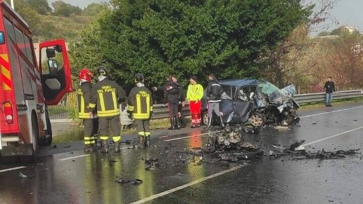 Frontale sulla Ss106, morti 4 giovani in provincia di Catanzaro. Grave un 52enne