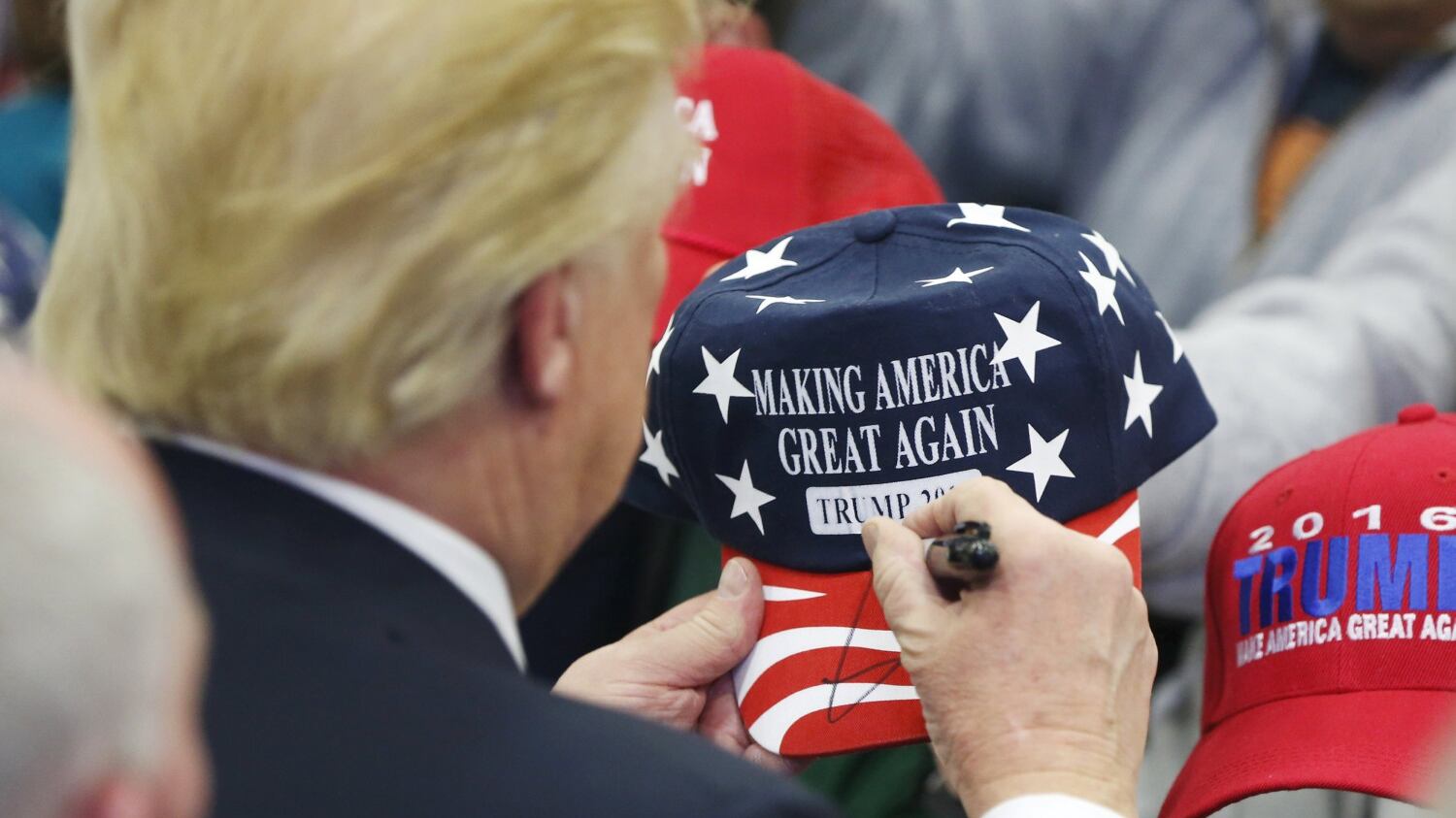 Giù le tasse, su i muri. La ricetta di Trump piace alla classe media