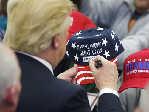 Giù le tasse, su i muri. La ricetta di Trump piace alla classe media