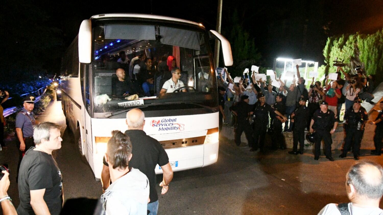 La Cei manda pure a Milano i migranti di Rocca di Papa