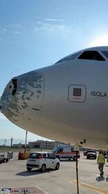L'aereo Alitalia devastato dalla grandine 4