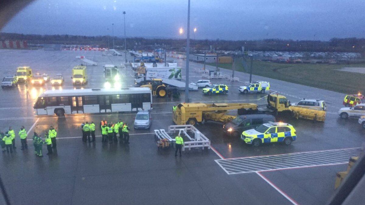 Tosse e vomito a bordo, un aereo finisce in quarantena