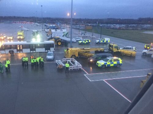 Tosse e vomito a bordo, un aereo finisce in quarantena
