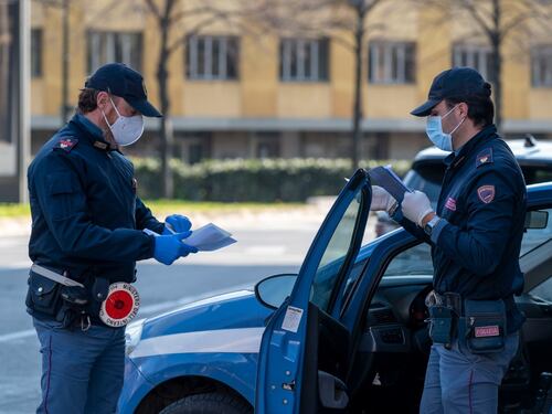 "Fatemi vedere il Green pass". E i marocchini accoltellano il vigilante
