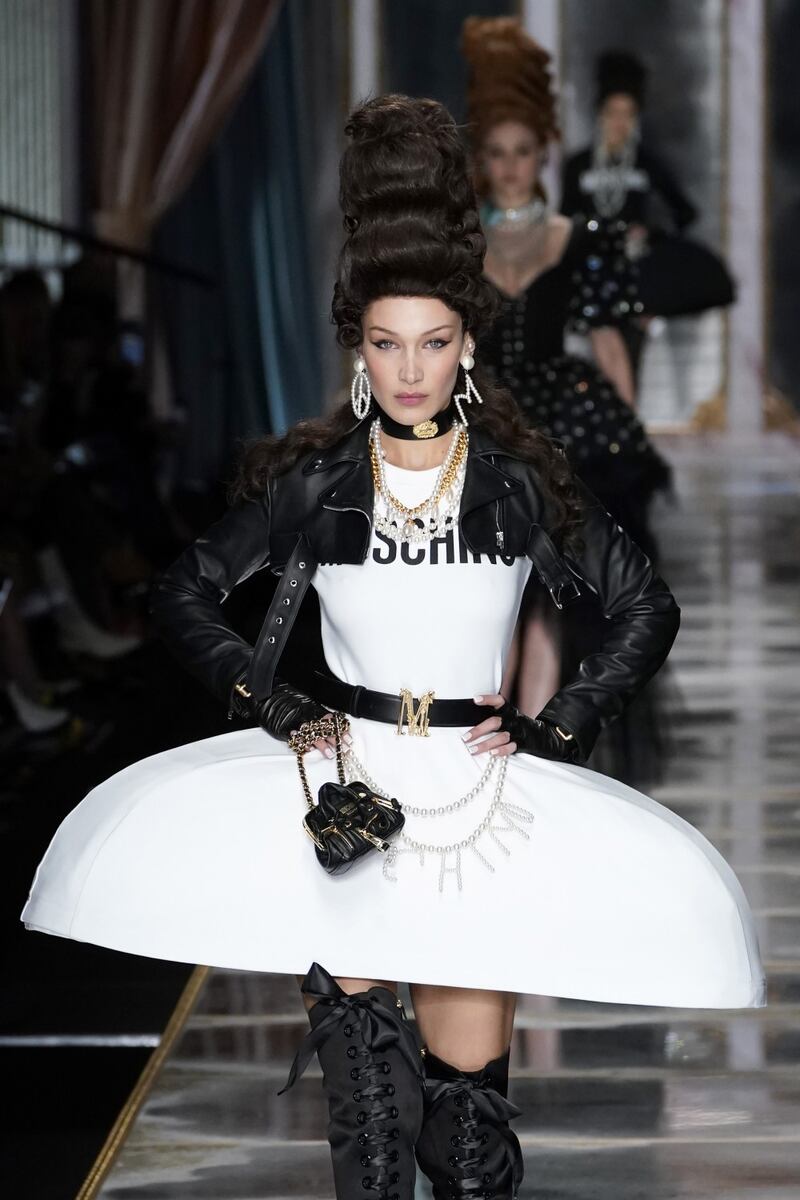 Bella Hadid, le immagini dalle passerelle 11