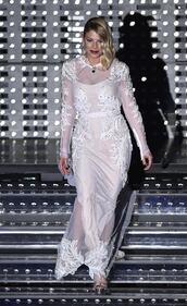 Sanremo, ecco il look "candido" di Emma Marrone 1