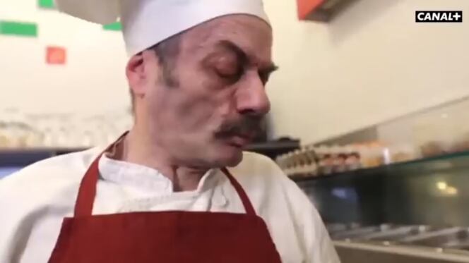 La sporca ironia francese Sputano sulla "pizza corona"