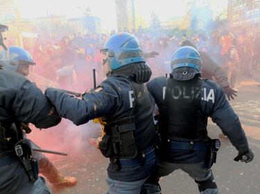 Tafferugli con la polizia durante il corteo studentesco a Milano