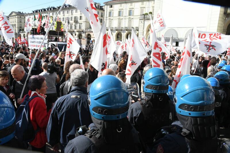 Torino, scontri tra polizia e No Tav 8