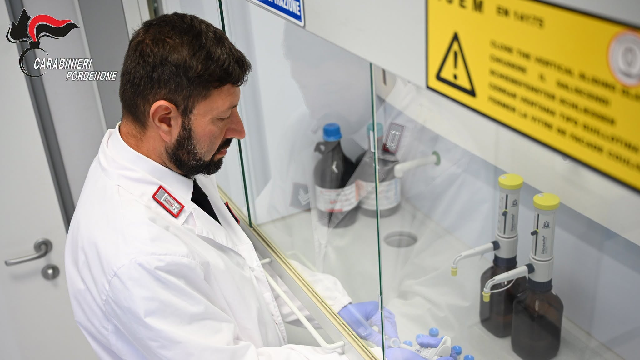 Allarme per la nuova droga 4-Bmc, provoca ansia e allucinazioni: primo caso in Italia