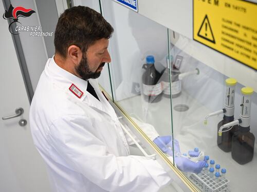 Allarme per la nuova droga 4-Bmc, provoca ansia e allucinazioni: primo caso in Italia