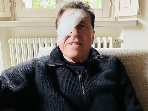 Gianni Morandi con un occhio bendato sui social. Paura per il cantante