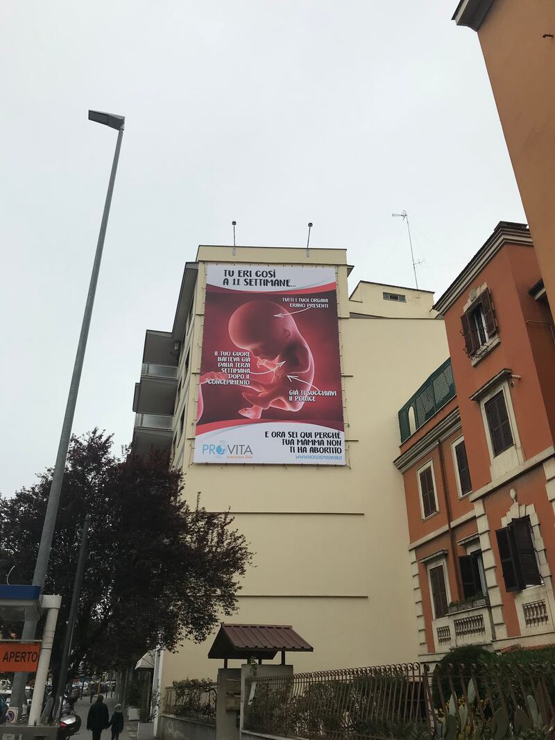 Il maxi manifesto anti aborto della onlus Pro Vita 2
